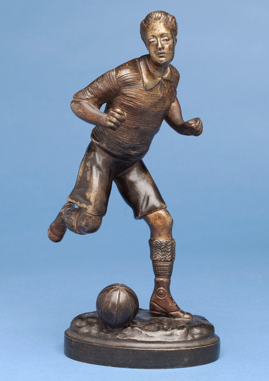 Voetballer die met de bal rent door G. Omerth