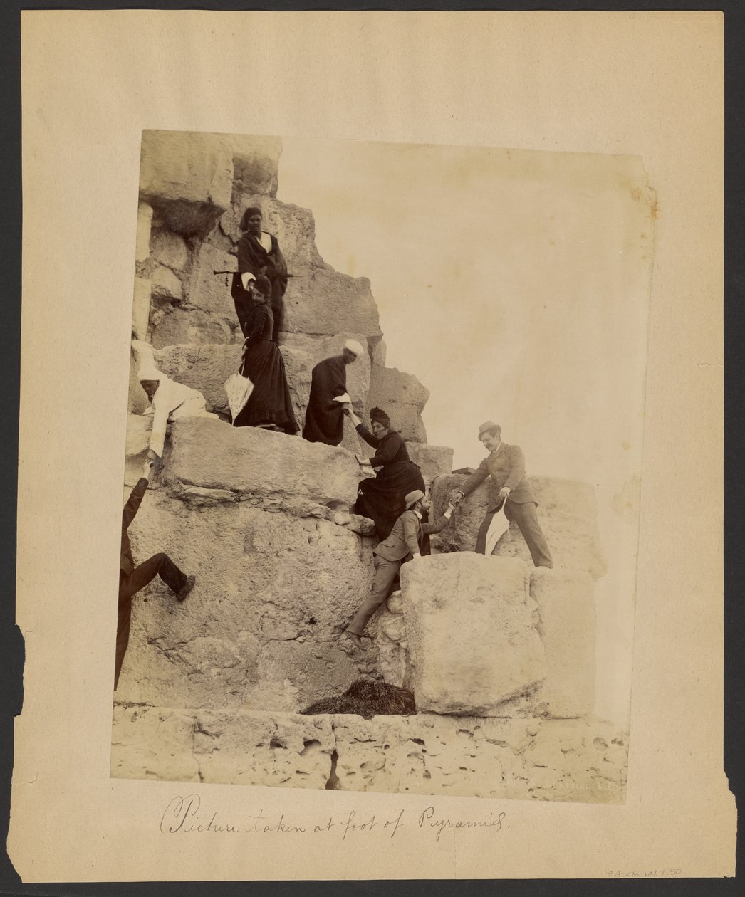 [Foto genomen aan de voet van piramides]. door G. Lekegian