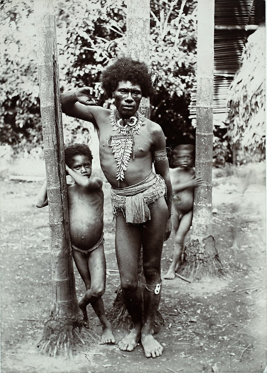 Man en twee kinderen, Papoea-Nieuw-Guinea, 1899 door George Brown