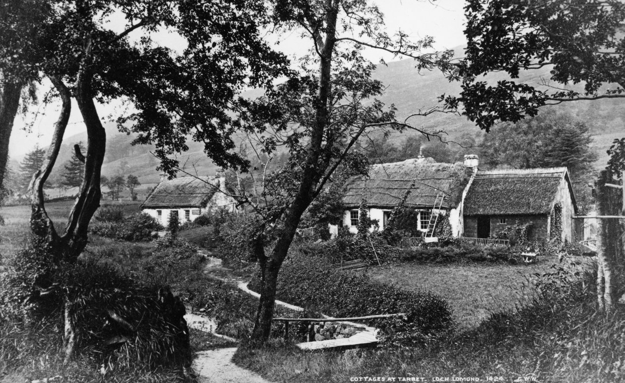 Huisjes in Tarbet, Loch Lomond, c.1860-80 door George Washington Wilson
