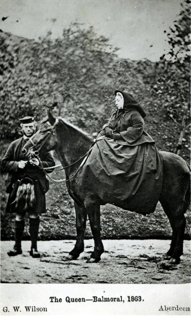 Koningin Victoria (1819-1901) te paard in Balmoral, 1863 door George Washington Wilson