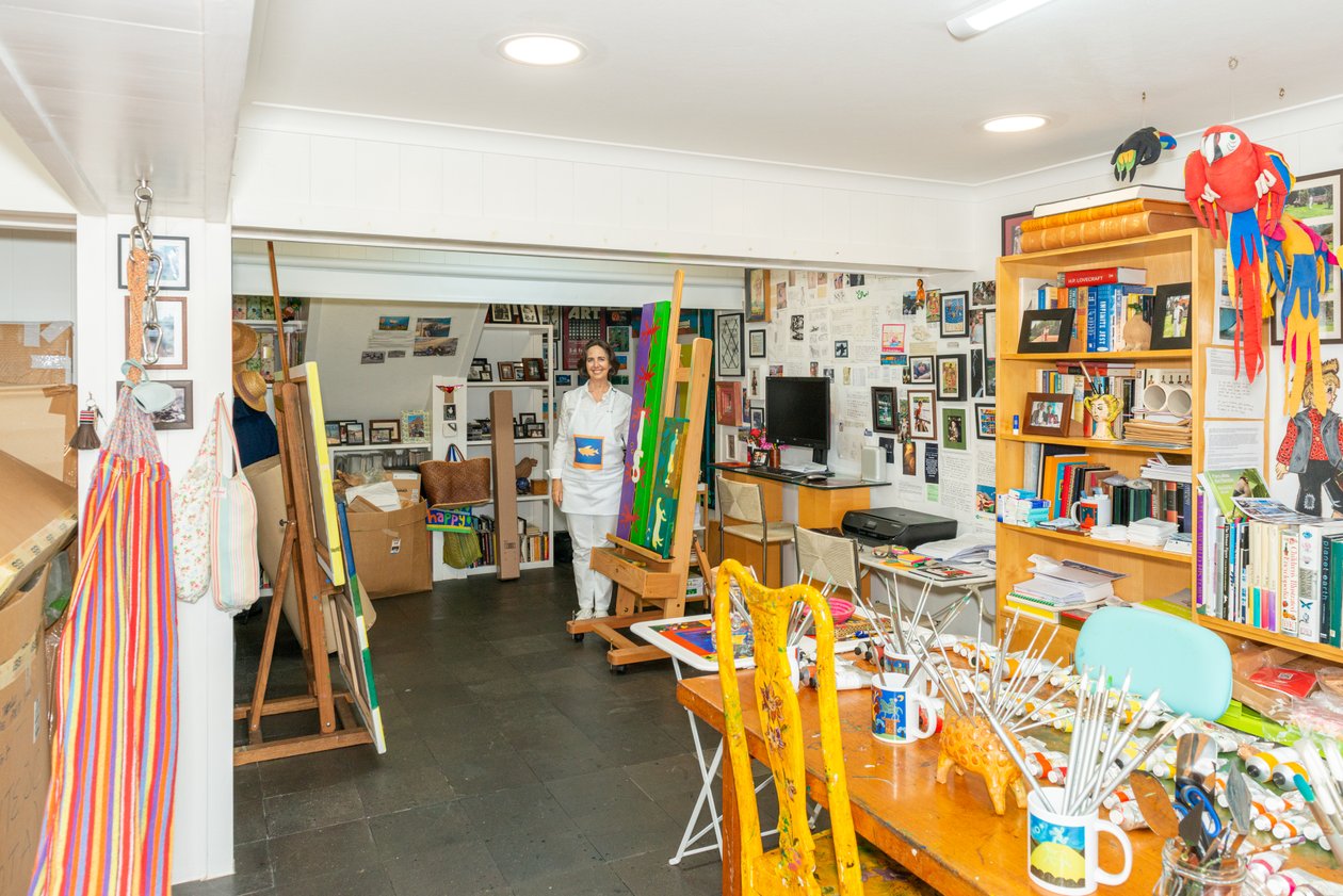 Cristina Rodriguez in haar studio door Bartolome Esteban and studio Murillo
