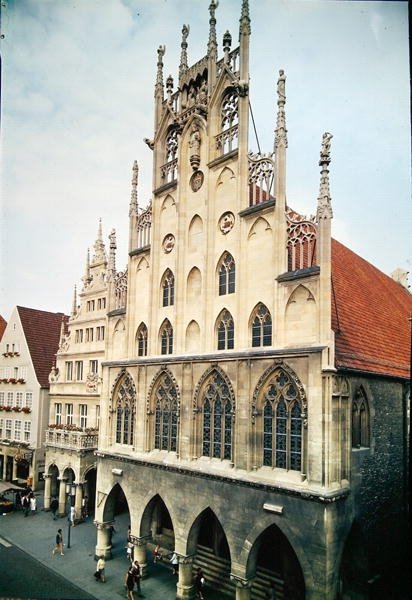 Uitzicht op het Stadhuis door German School