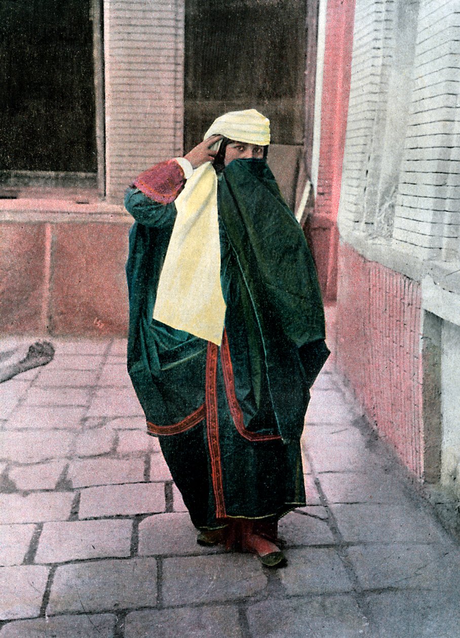 Perzische vrouw in traditionele kleding door Gillot
