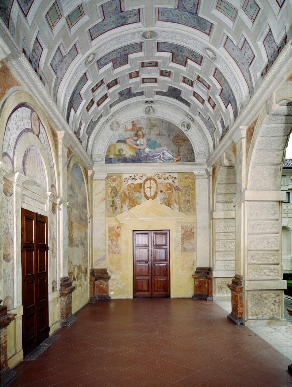 Loggia delle Muse met cassetteplafond en lunet met een fresco van Castalia, waternimf van een profetische bron op Parnassus, ca. 1528 door Giulio Romano