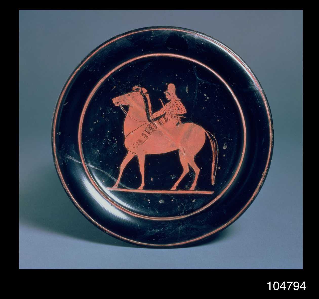 Attische roodfigurige plaat versierd met een boogschutter te paard, door Paseas, uit Chuisi, c.520-510 v.Chr. door Greek
