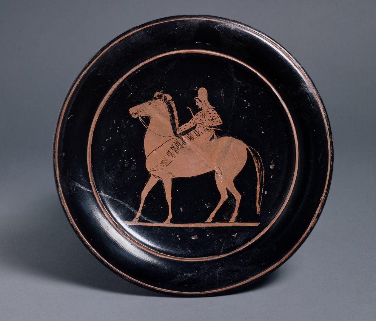 Attische roodfigurige plaat versierd met bereden boogschutter, door Paseas, Grieks uit Chuisi, ca.520-510 v.Chr. door Greek