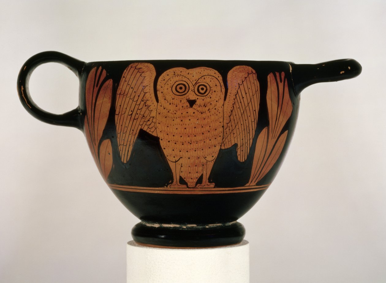 Attische roodfigurige skyphos met een uil met gespreide vleugels door Greek
