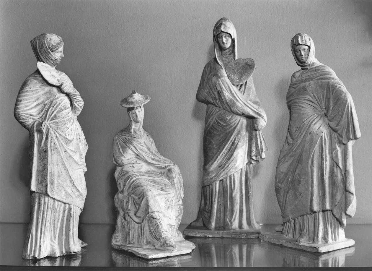 Groep gedrapeerde vrouwen, uit Tanagra door Greek