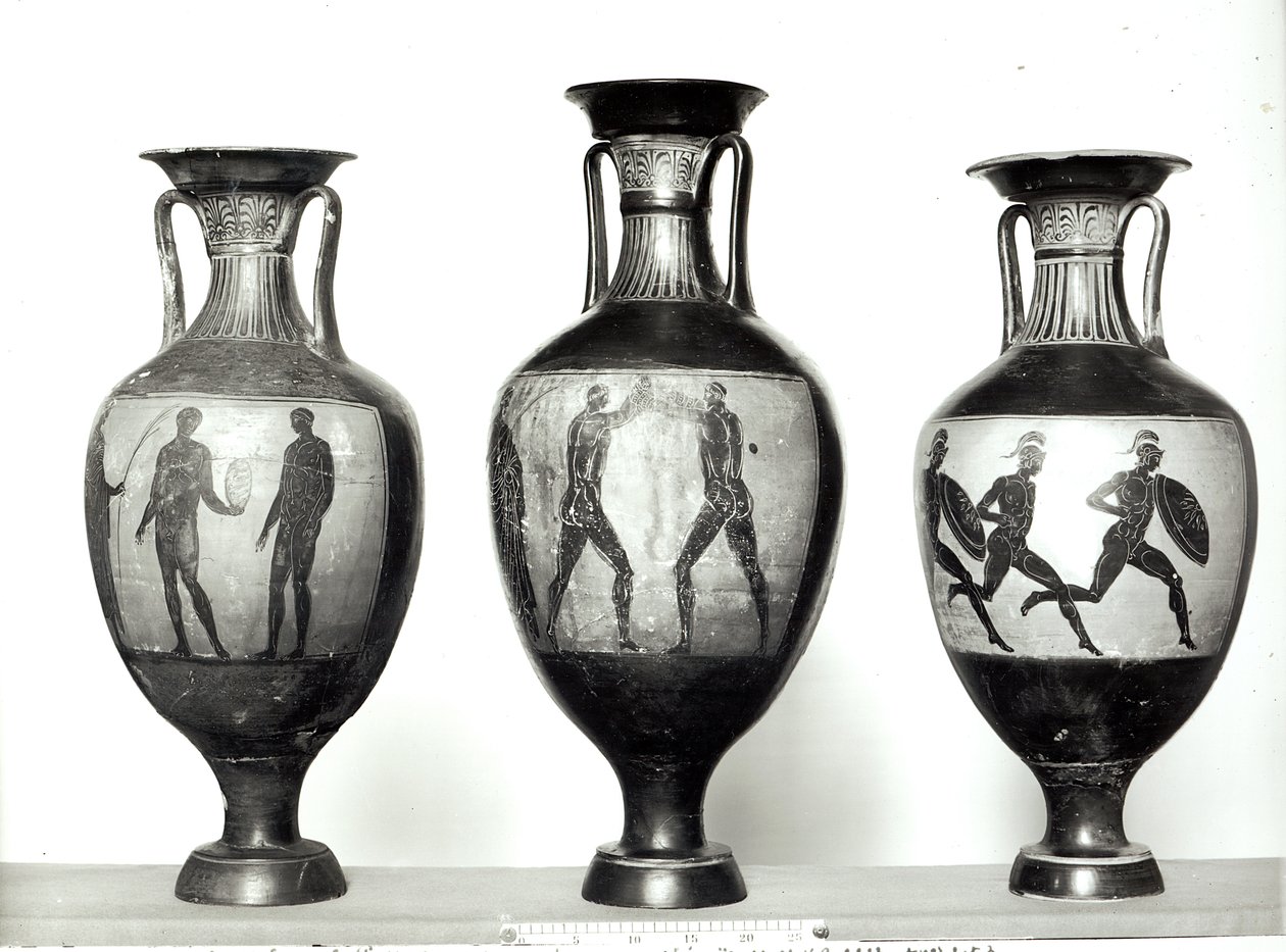 Drie Panathenaïsche amphorae die een atleet tonen die een trofee ontvangt, Boksers en Atleten, 580-520 v.Chr. (keramiek) door Greek