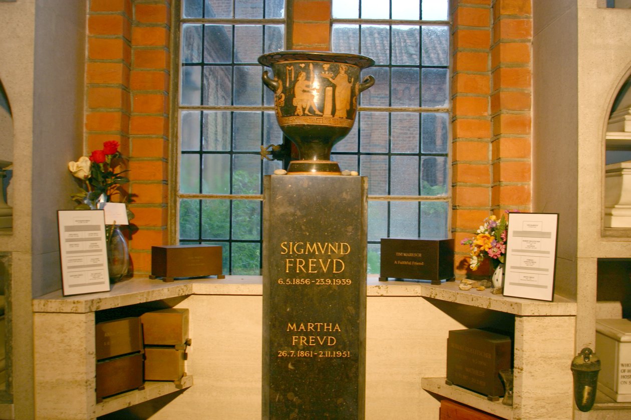 Urn met de as van Sigmund (1856-1939) en Martha Freud (1861-1951) in het columbarium door Greek