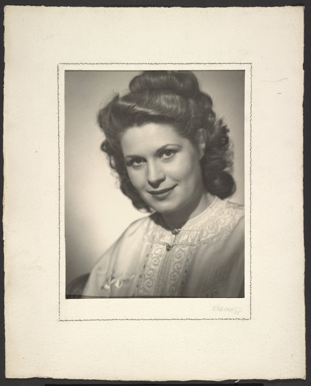 [Portret van een vrouw]. door Günther Krampf