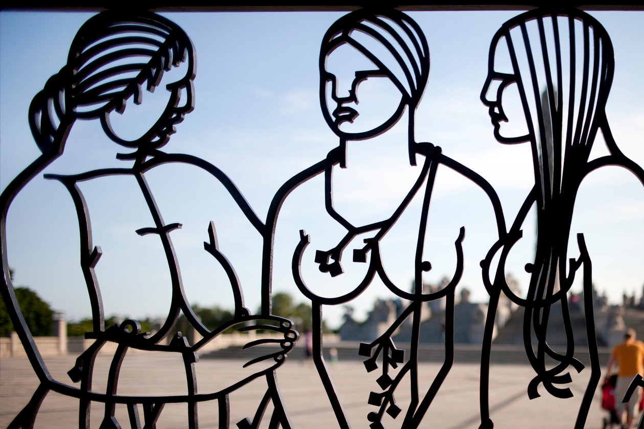 Ingangspoort naar het Beeldenpark, drie vrouwen (detail) door Gustav Vigeland