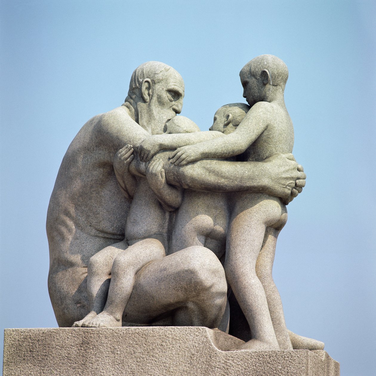 Oude man omhelst vier jonge jongens door Gustav Vigeland