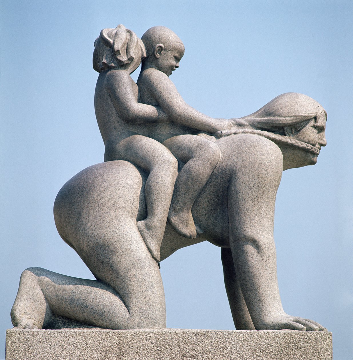 Vrouw met twee kinderen op haar rug door Gustav Vigeland