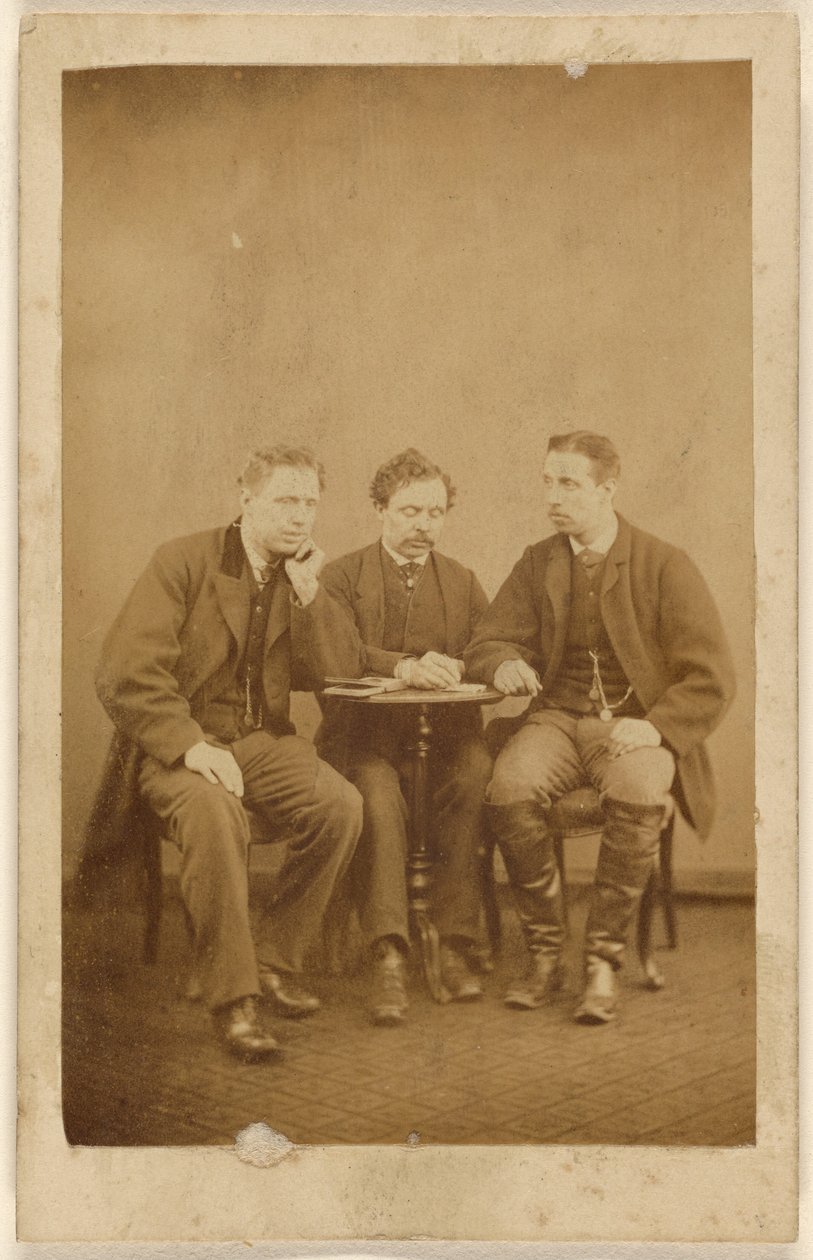 [Drie ongeïdentificeerde mannen, zittend]. door H. Tollerton