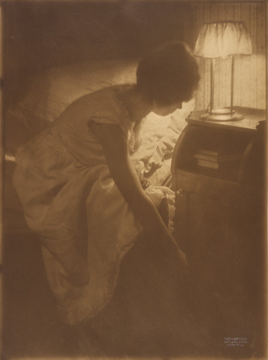 Miss Mary [Warner] aan haar nachttafel door Heinrich Kuhn
