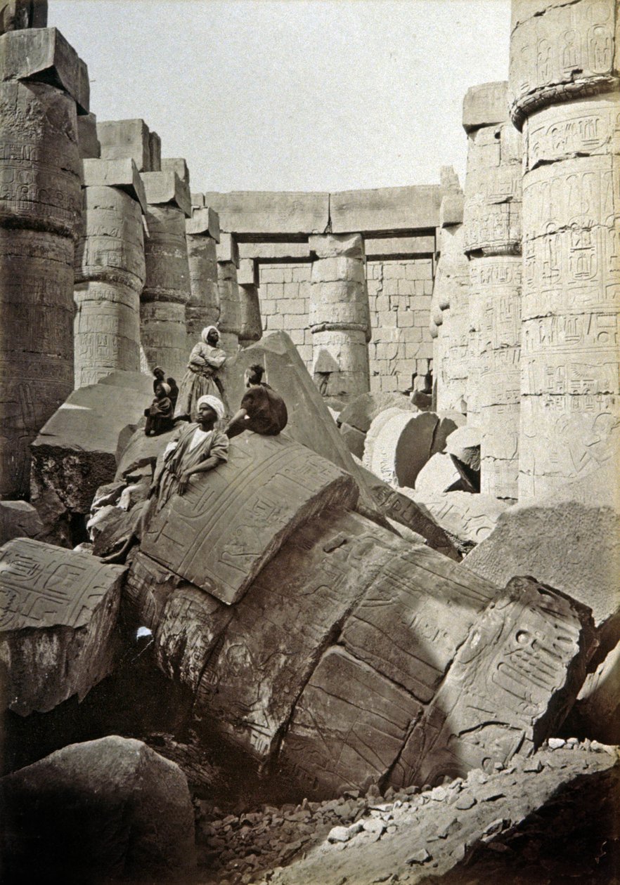 Karnak tempel, c.1900 (zw/w foto) door Henri Béchard