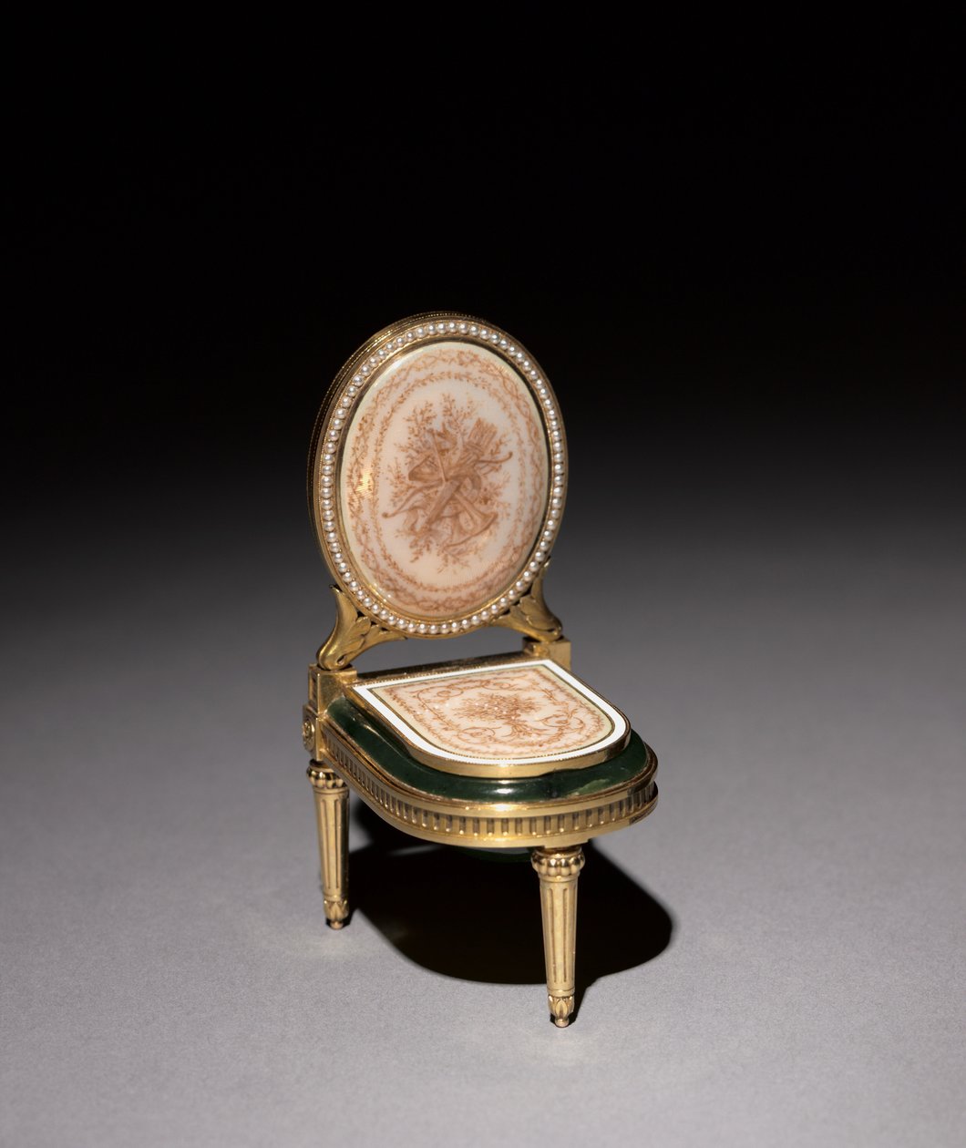 Miniatuur Bidet, firma van Peter Carl Fabergé door Henrik Immanuel Wigström
