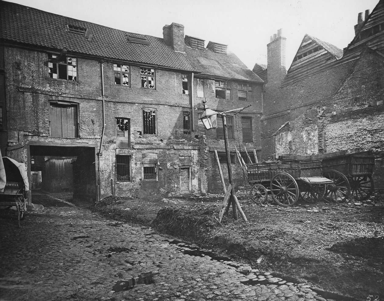 White Hart Inn Yard, Southwark, ca.1881 door Henry Dixon