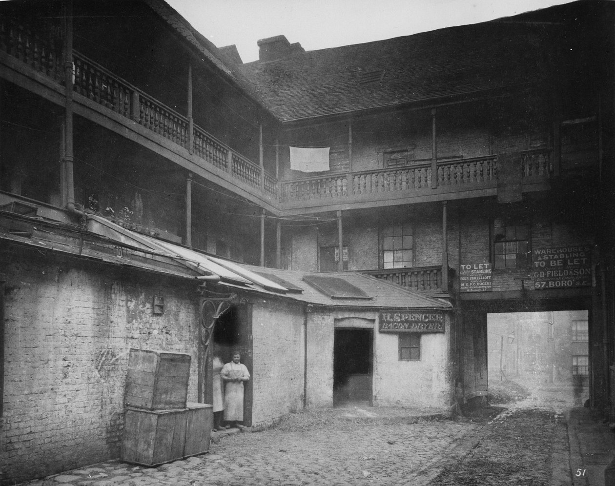 White Hart Inn Yard, Southwark, ca. 1881 door Henry Dixon