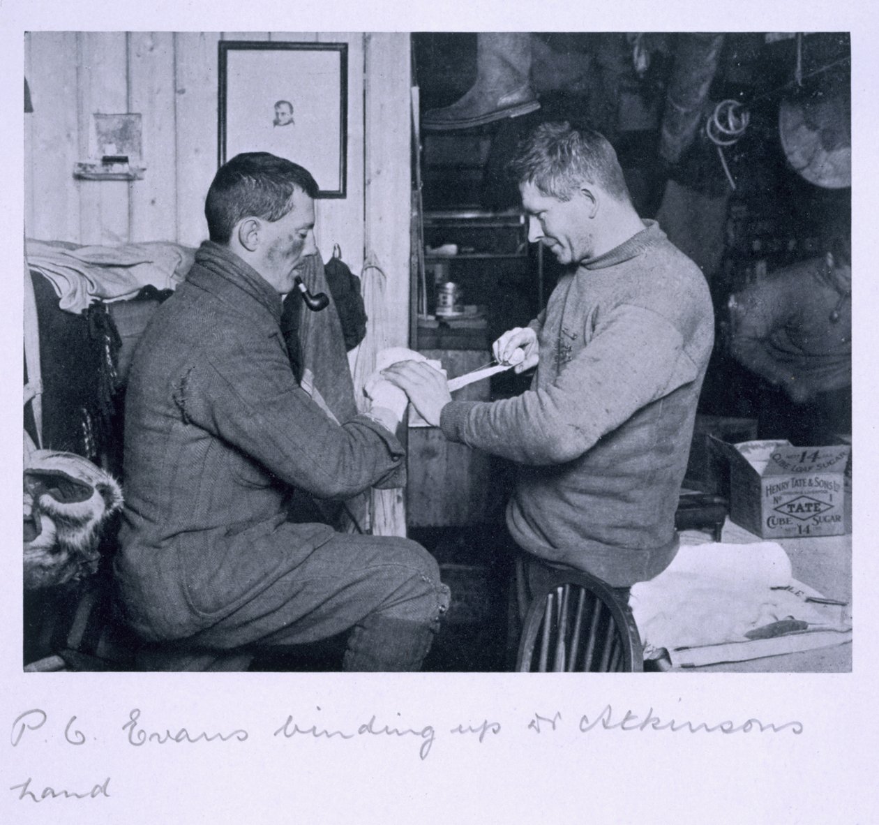 Evans verbindt de bevroren hand van Dr. Atkinson, uit 