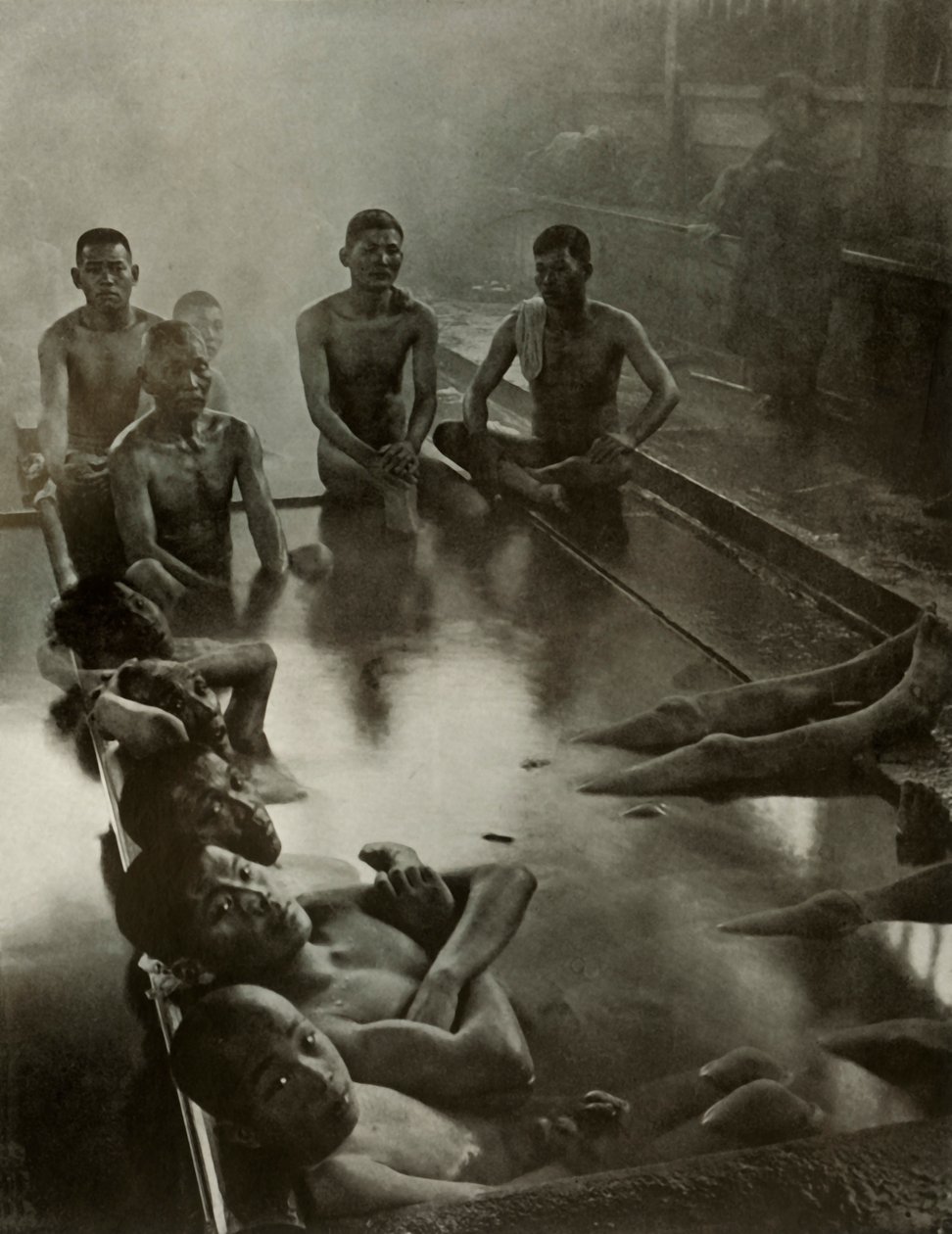 Een openbaar bad in Kanawa, 1910 door Herbert Ponting