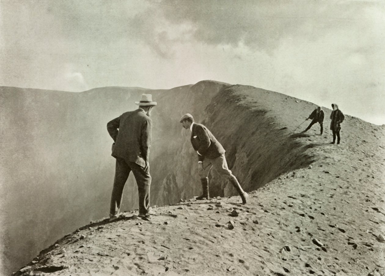 Aan de rand van de krater, Asama-Yama, 1910 door Herbert Ponting