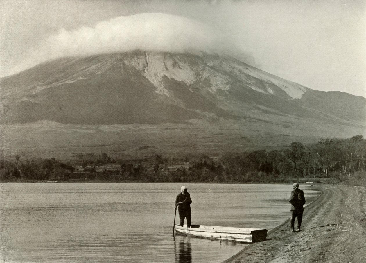 Fuji vanaf Drie-Dagen-Maan Meer, 1910 door Herbert Ponting