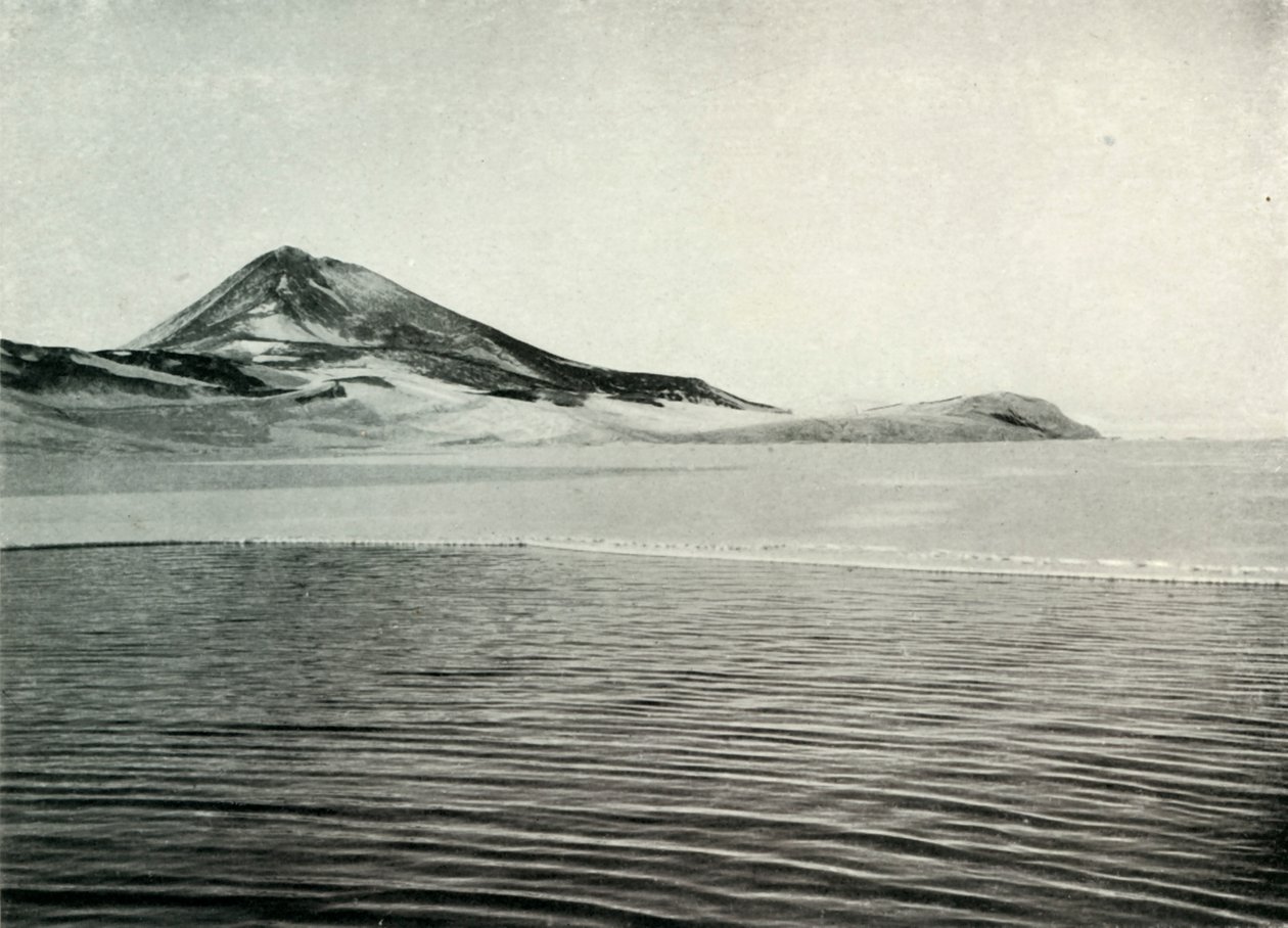 Hut Point en Observation Hill, ca. 1910-1913, 1913 door Herbert Ponting