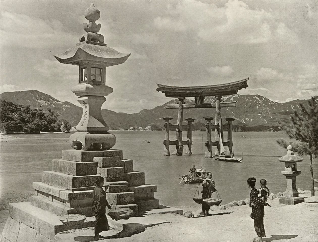 Miyajima, 1910 door Herbert Ponting