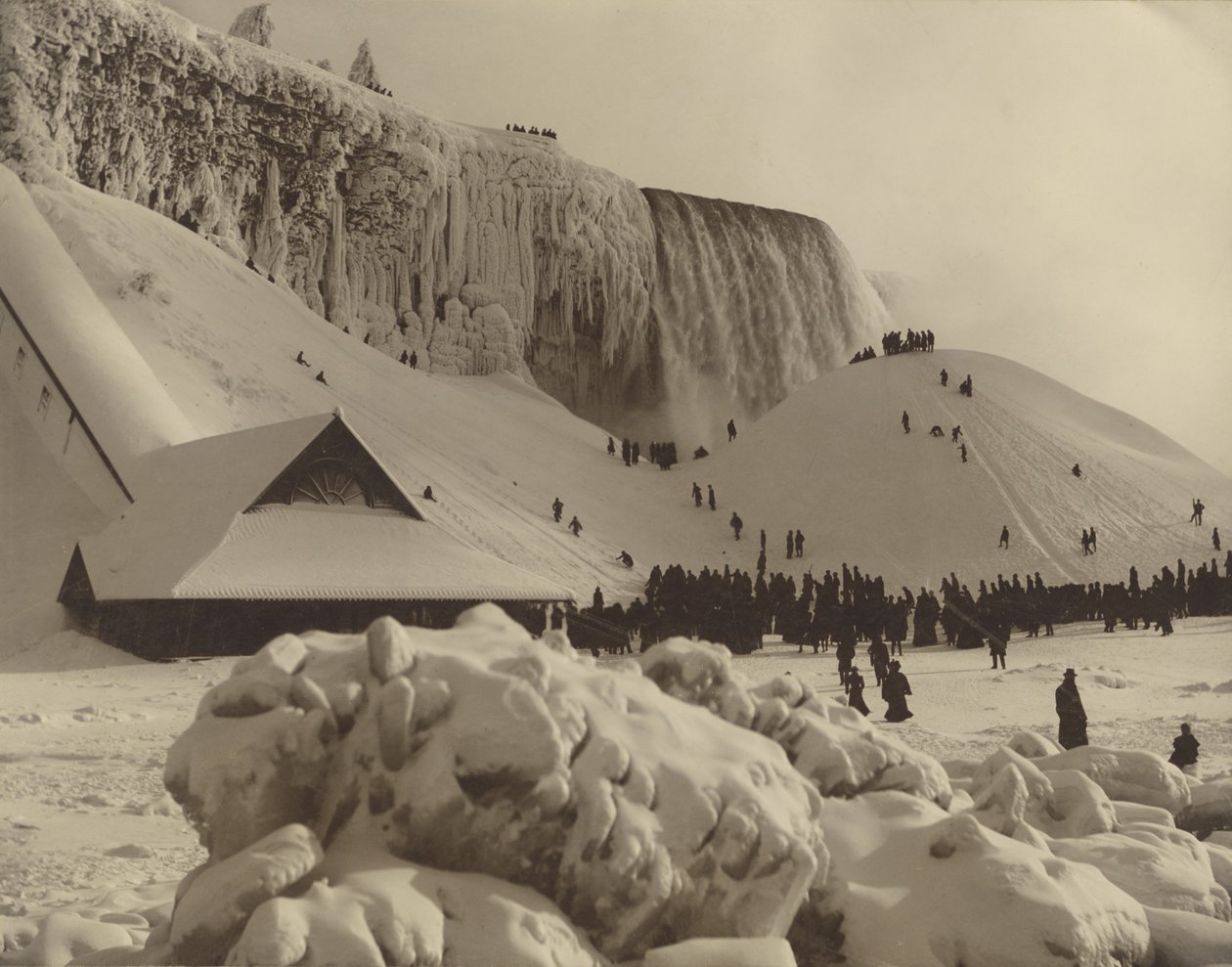 Uitzicht op de Niagara watervallen in de winter door Herman F. Nielson