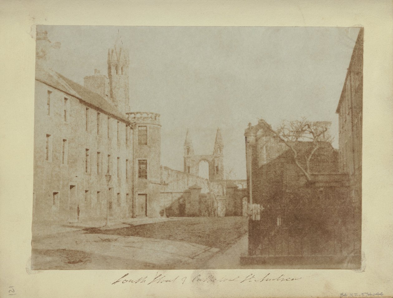 Het Oostelijke Eind van South Street, St. Andrews, met de Kathedraalruïnes in de Verte door Hill and Adamson