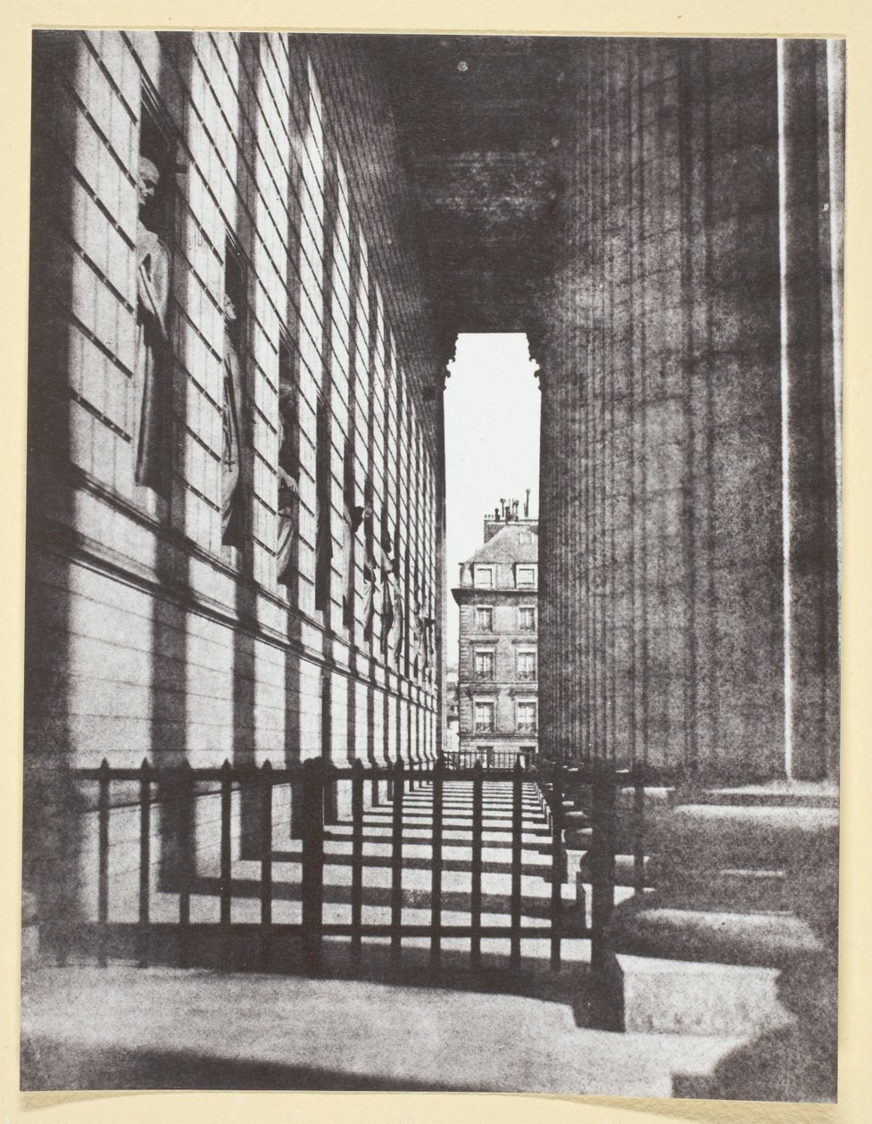 Zuilengalerij van de Madeleine kerk door Hippolyte Bayard