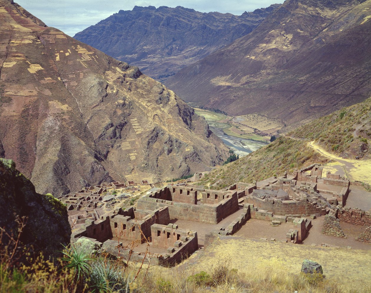 Tempelgebouwen en Intihuatana door Incan