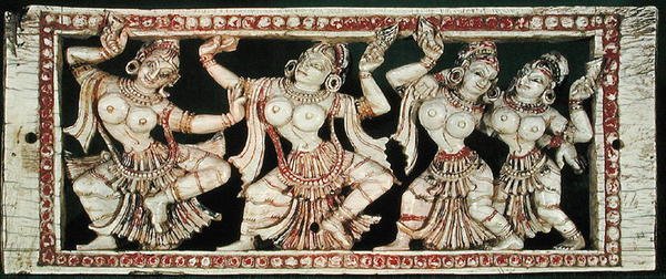 Reliëf met vier dansers door Indian School