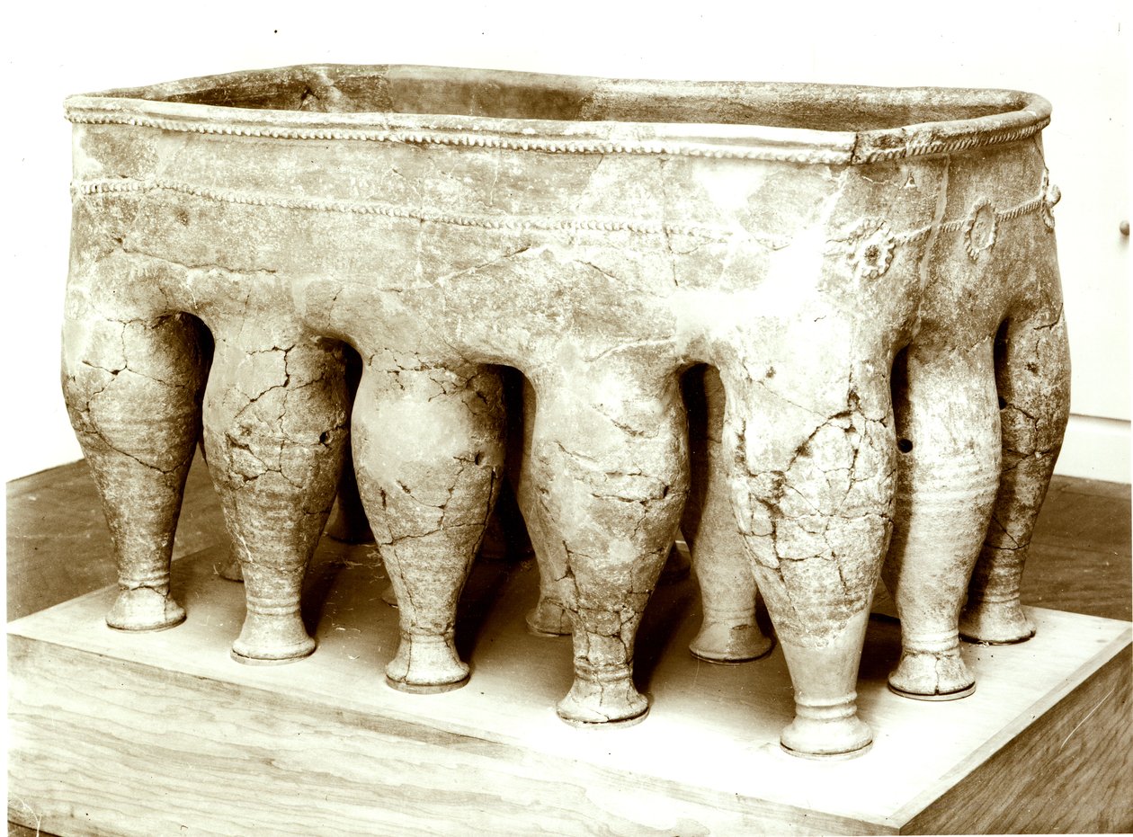 Sarcophagus, uit een graf in de megalithische begraafplaats van Souttoukeny, India door Indian School