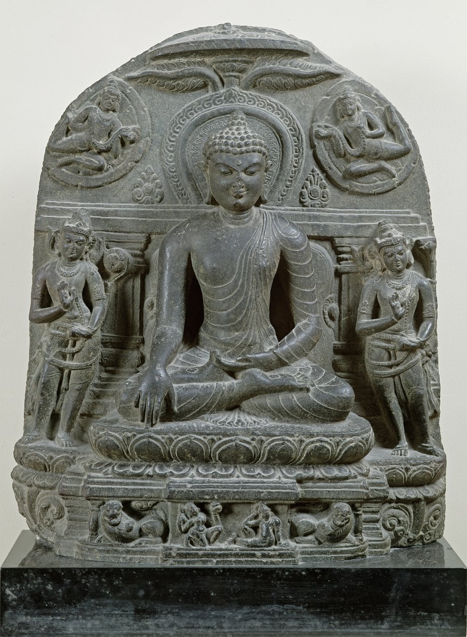 Zittende Boeddha in meditatie (basalt) door Indian School