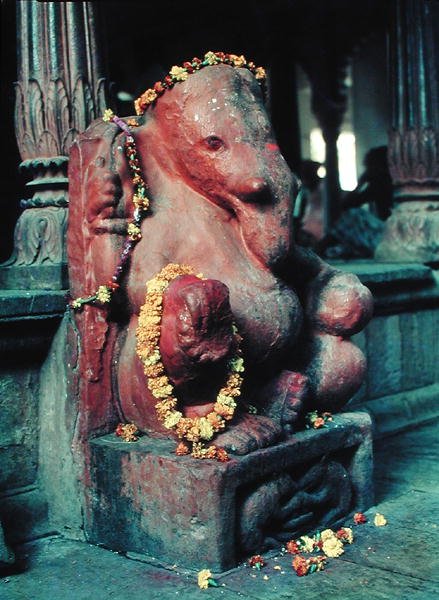 De olifantengod, Ganesh (geschilderde steen) door Indian School
