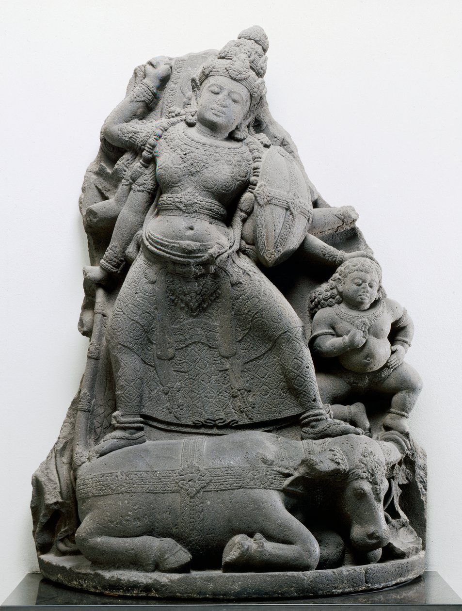 Durga doodt Mahisa, c.1300 door Indonesian School