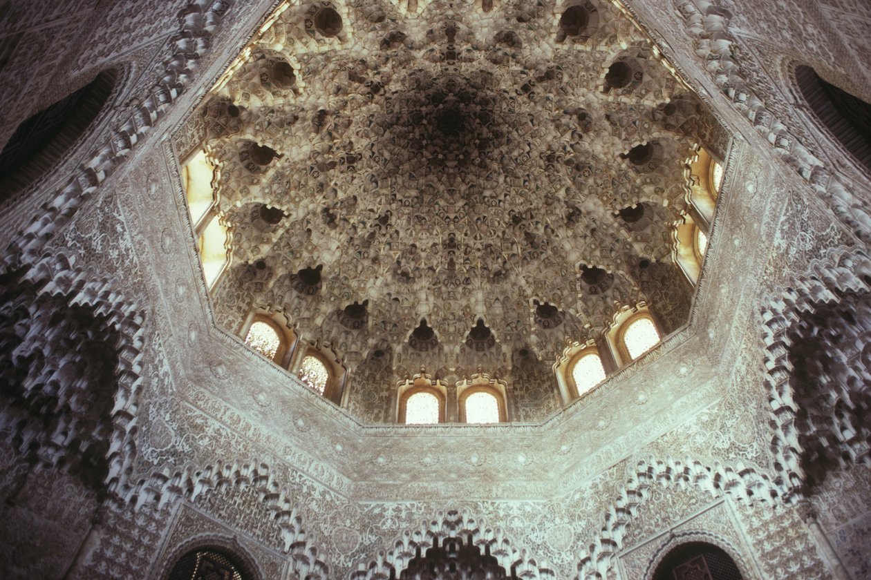 Plafond van de Hal van de Abencerrajes door Islamic School