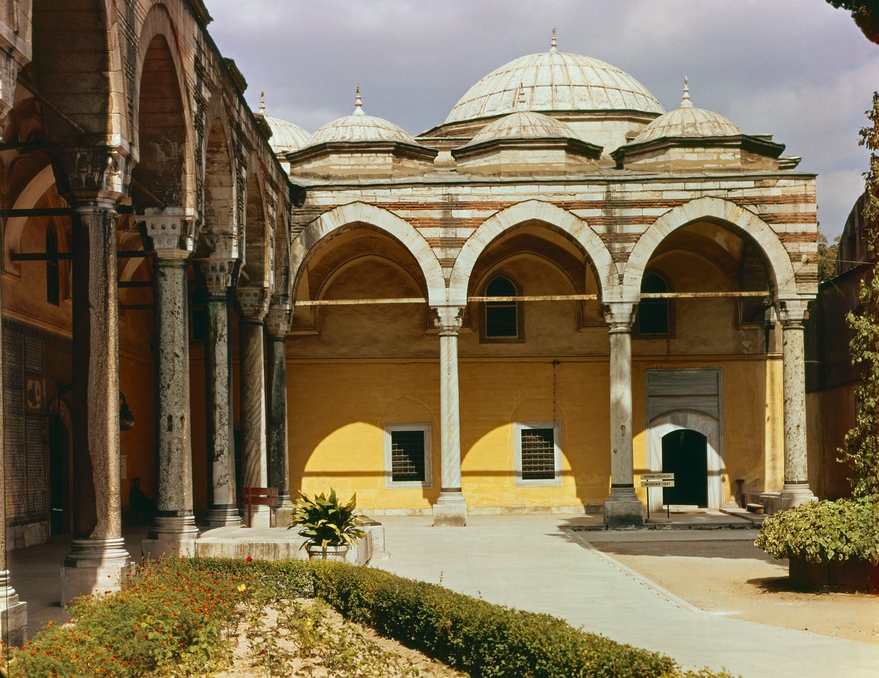 Binnenplaats van het Topkapi-paleis door Islamic School