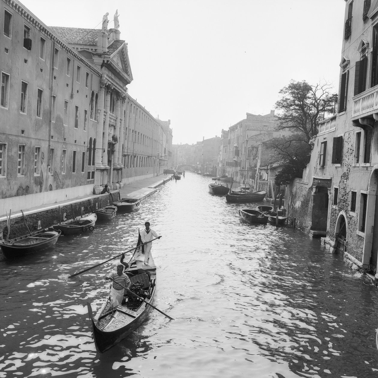 Gondeliers op een kanaal in Venetië door Italian Photographer