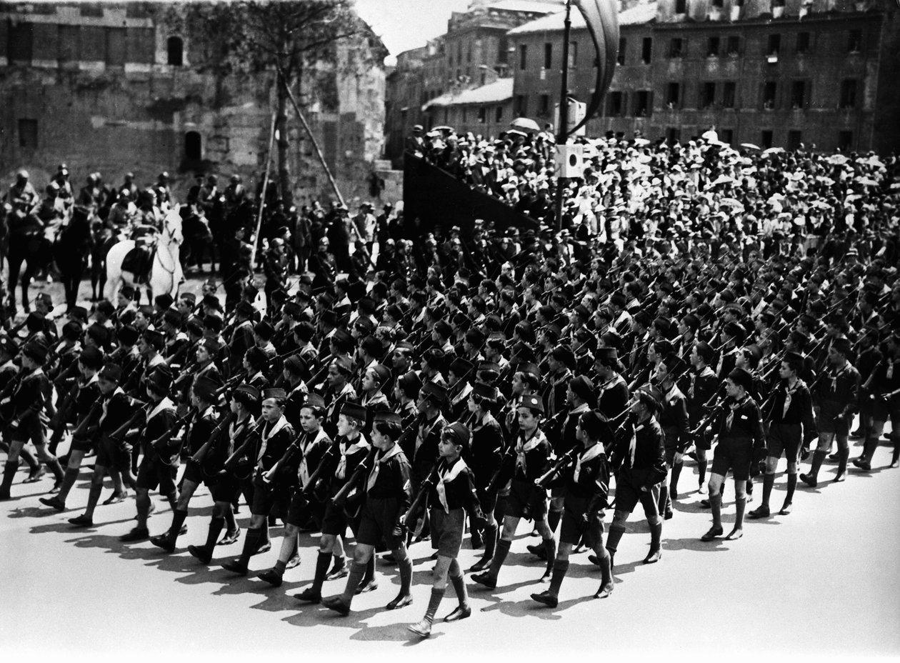 Rome. Balilla parade op Via dell