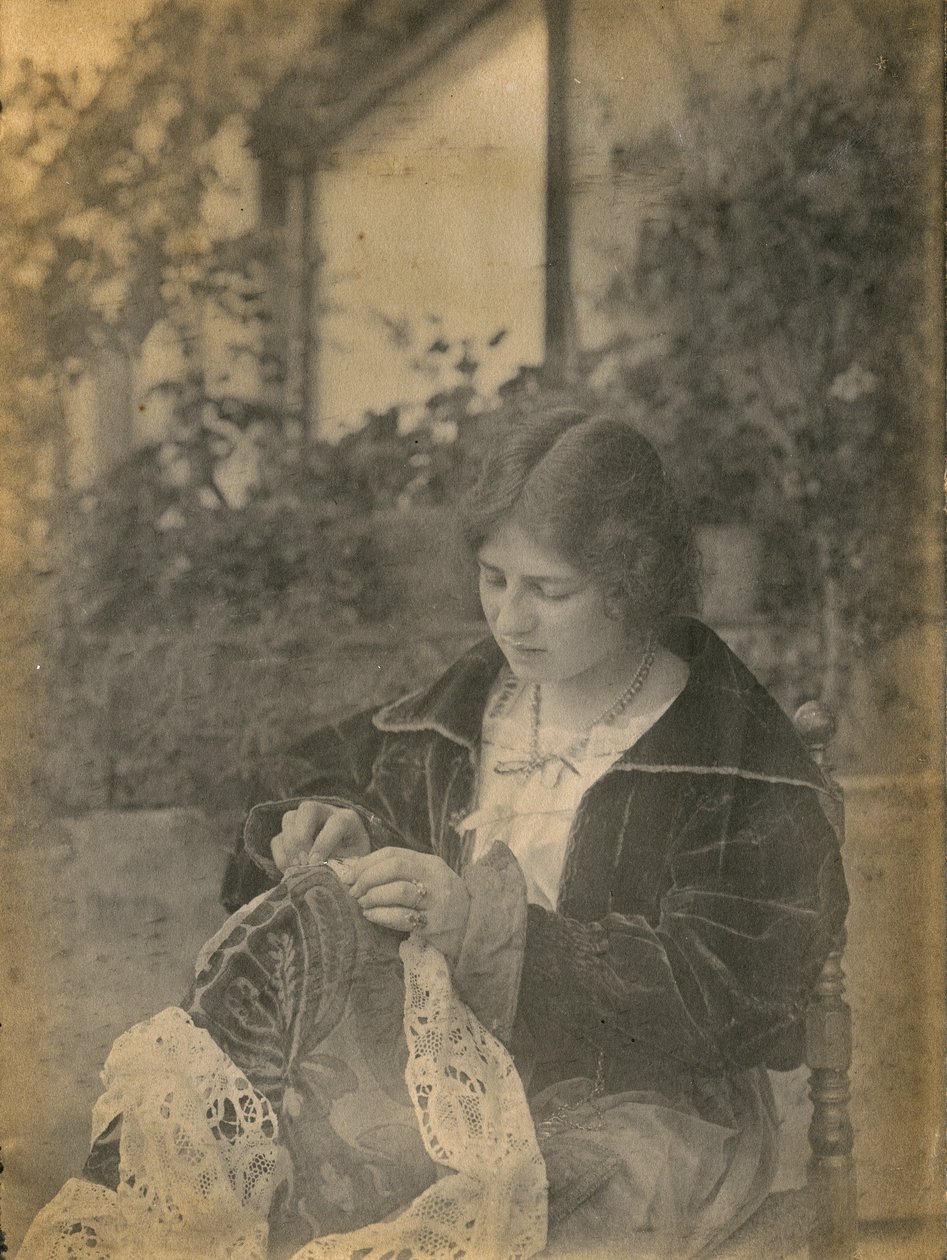 Vrouw die een kanten jurk naait, Italië, ca. 1910 door Italian Photographer