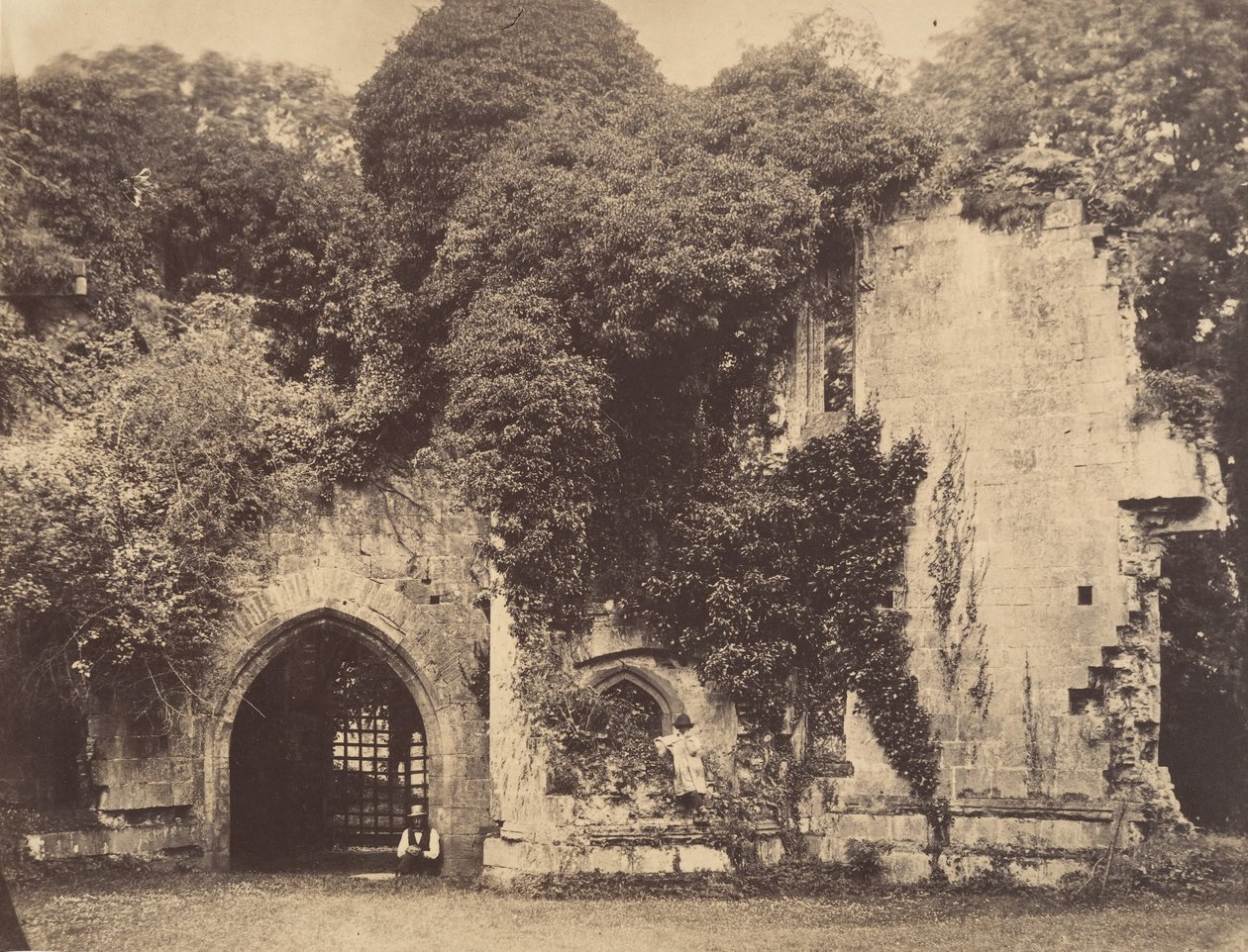 Oude poort, Raglan Castle, Monmouthshire, 1855 door J. Holden