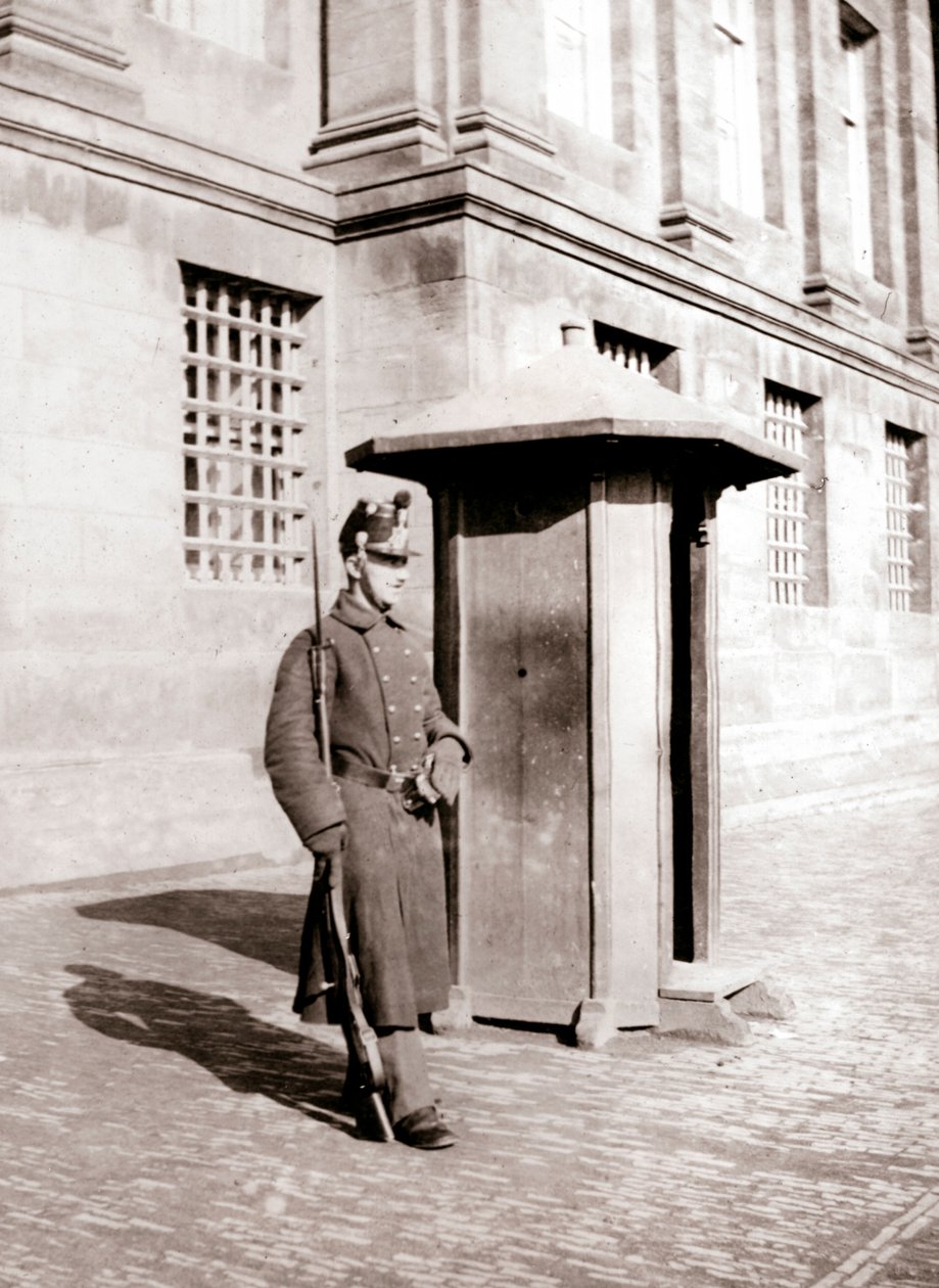 Wachter, Brussel, 1898 door James Batkin