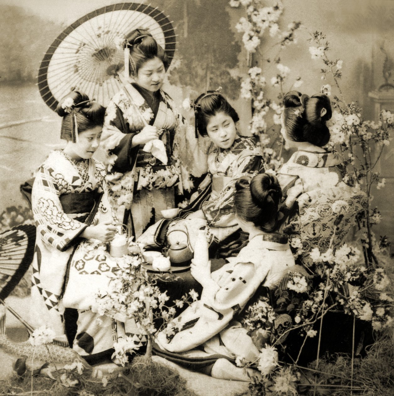 Tussen de kersenbloesems, ca. 1900 door Japanese Photographer