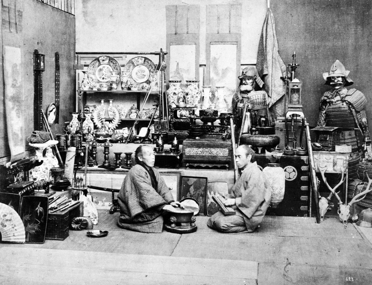 Japanse Winkeliers met een Telraam, ca. 1870s door Japanese Photographer