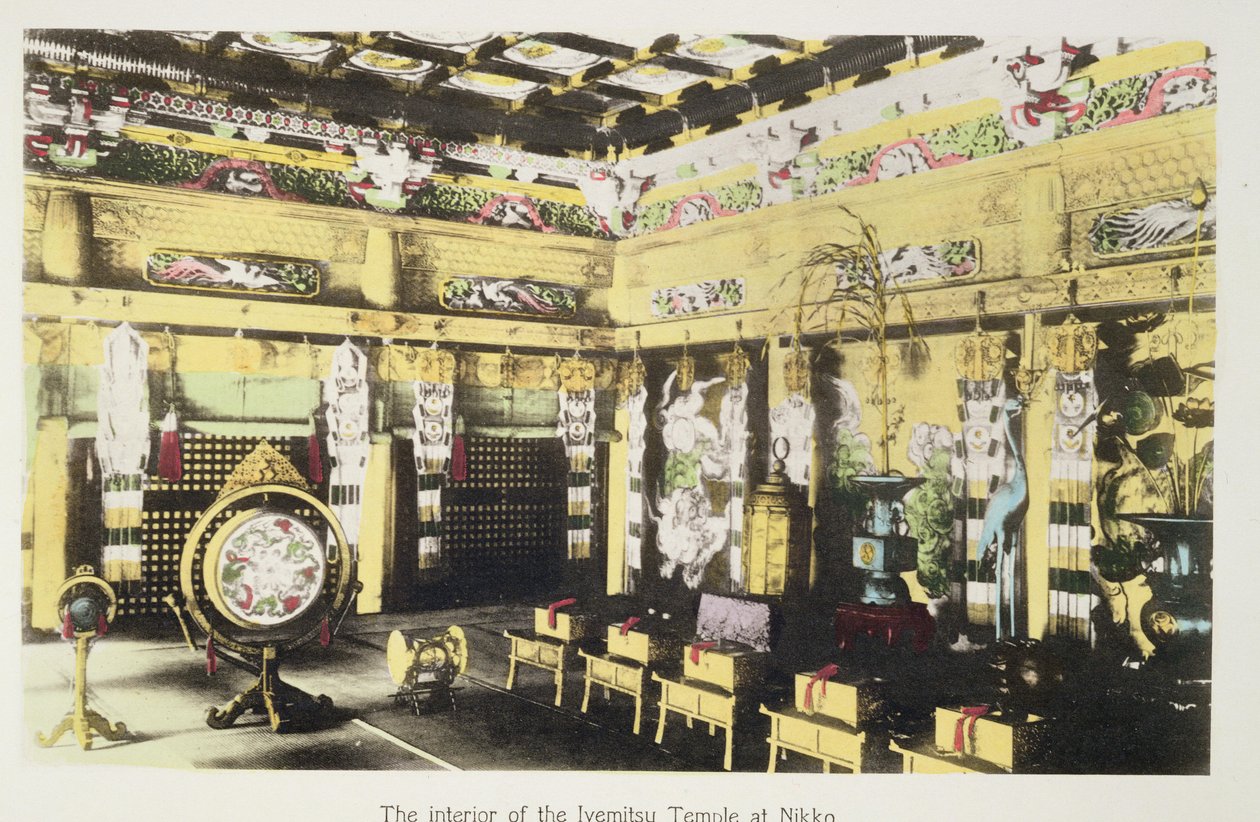 Het interieur van de Iyemitsu-tempel in Nikko, ca. 1880 door Japanese Photographer